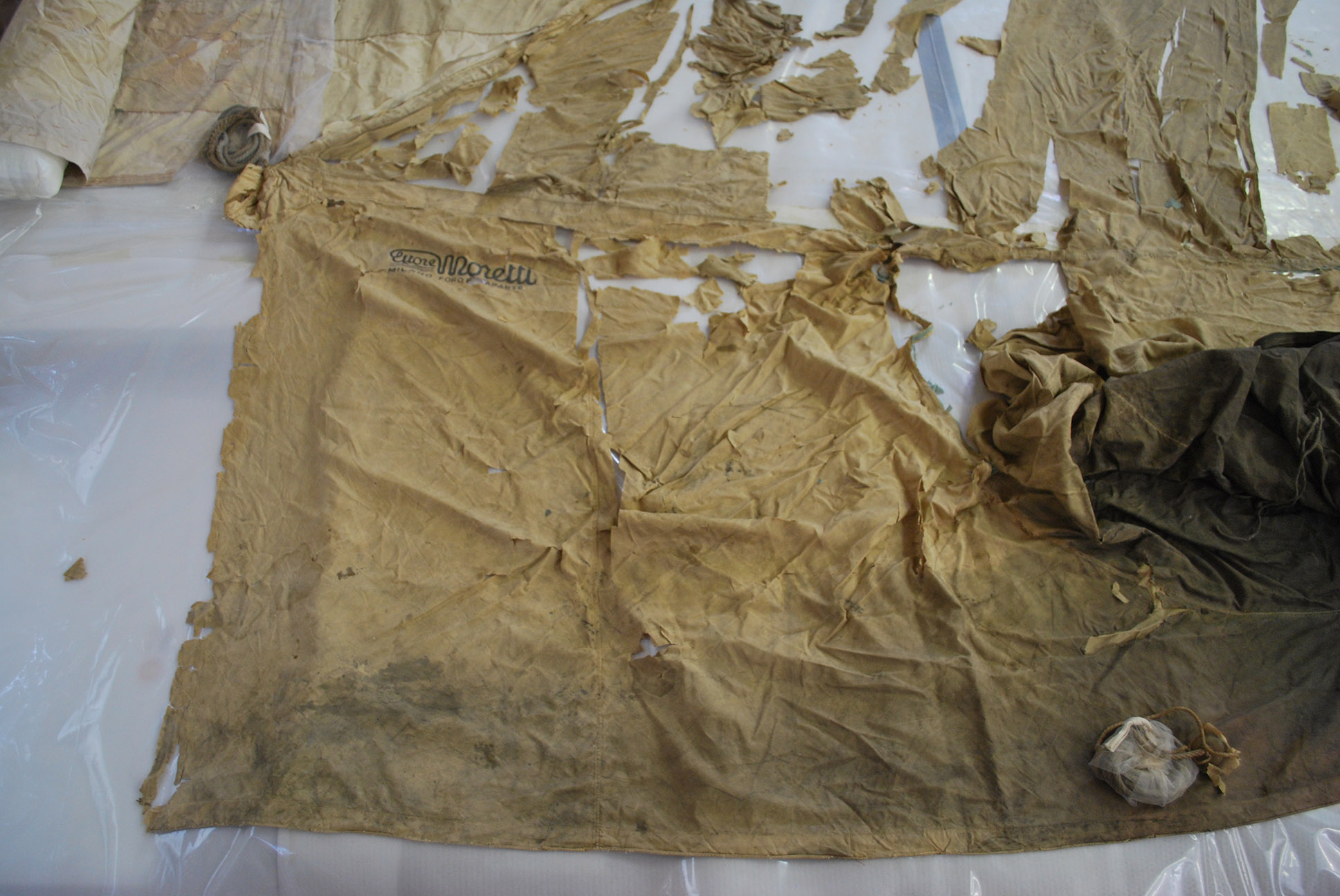Fasi del restauro della Tenda Rossa
