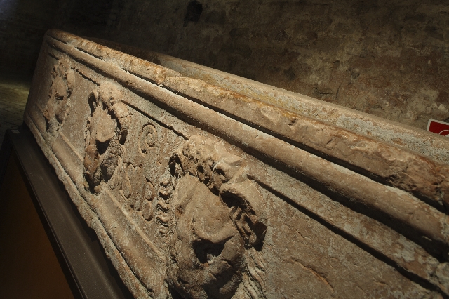 particolare di vasca in marmo